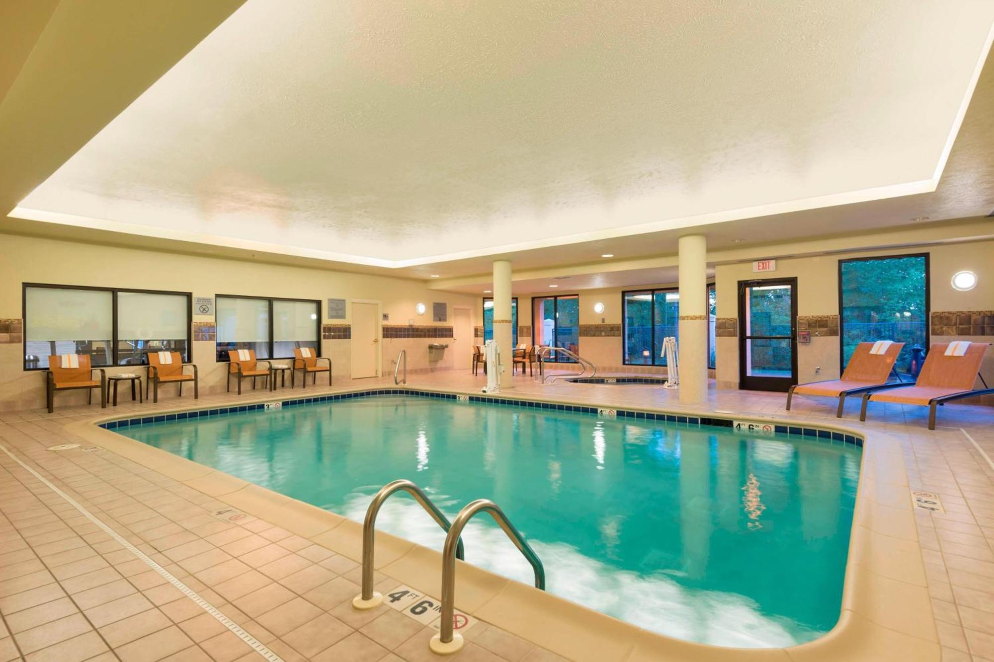 Courtyard By Marriott Traverse City Exteriör bild