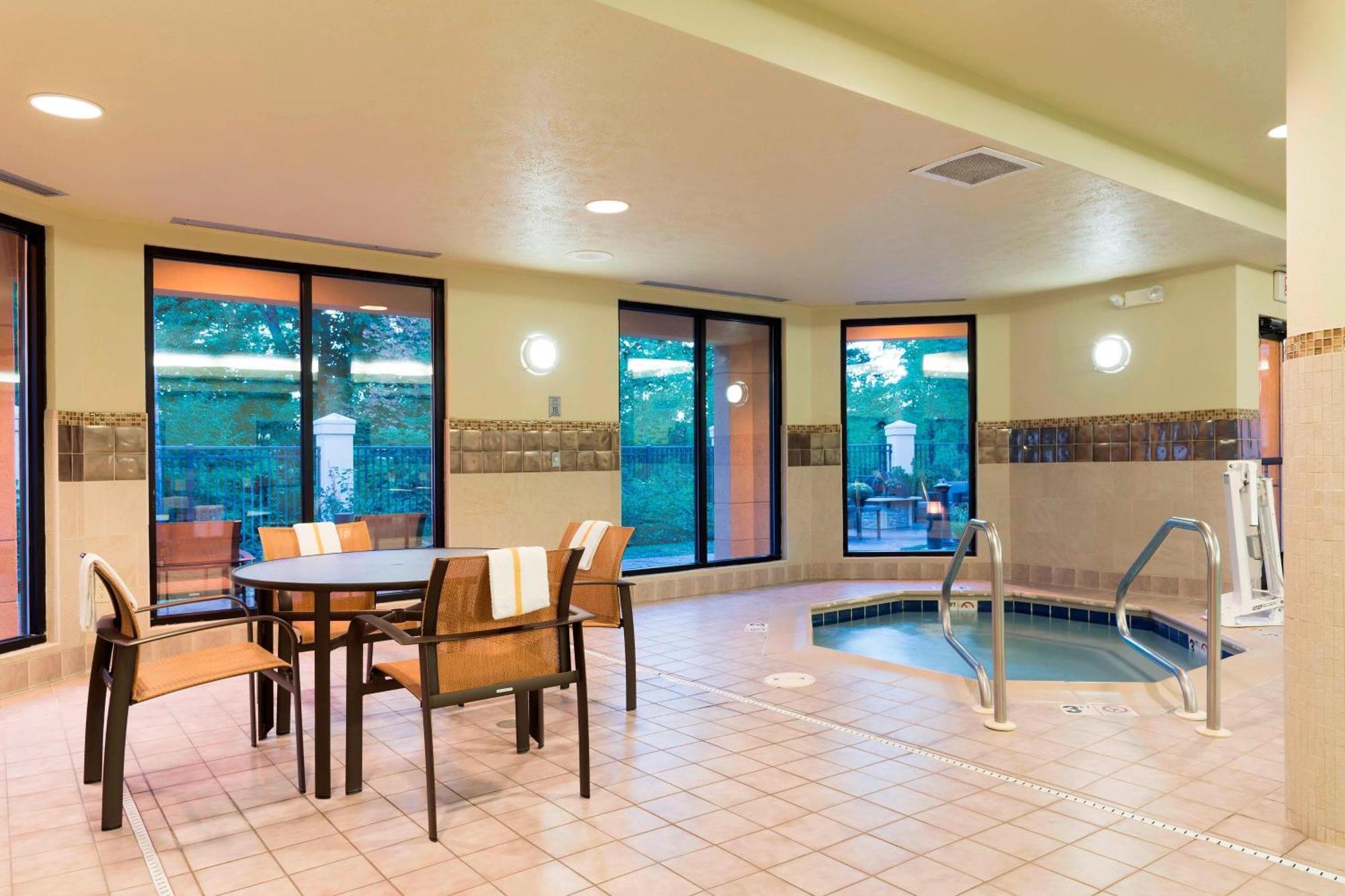 Courtyard By Marriott Traverse City Exteriör bild