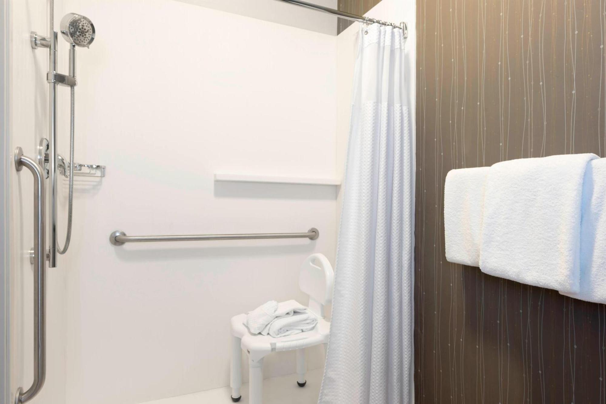 Courtyard By Marriott Traverse City Exteriör bild