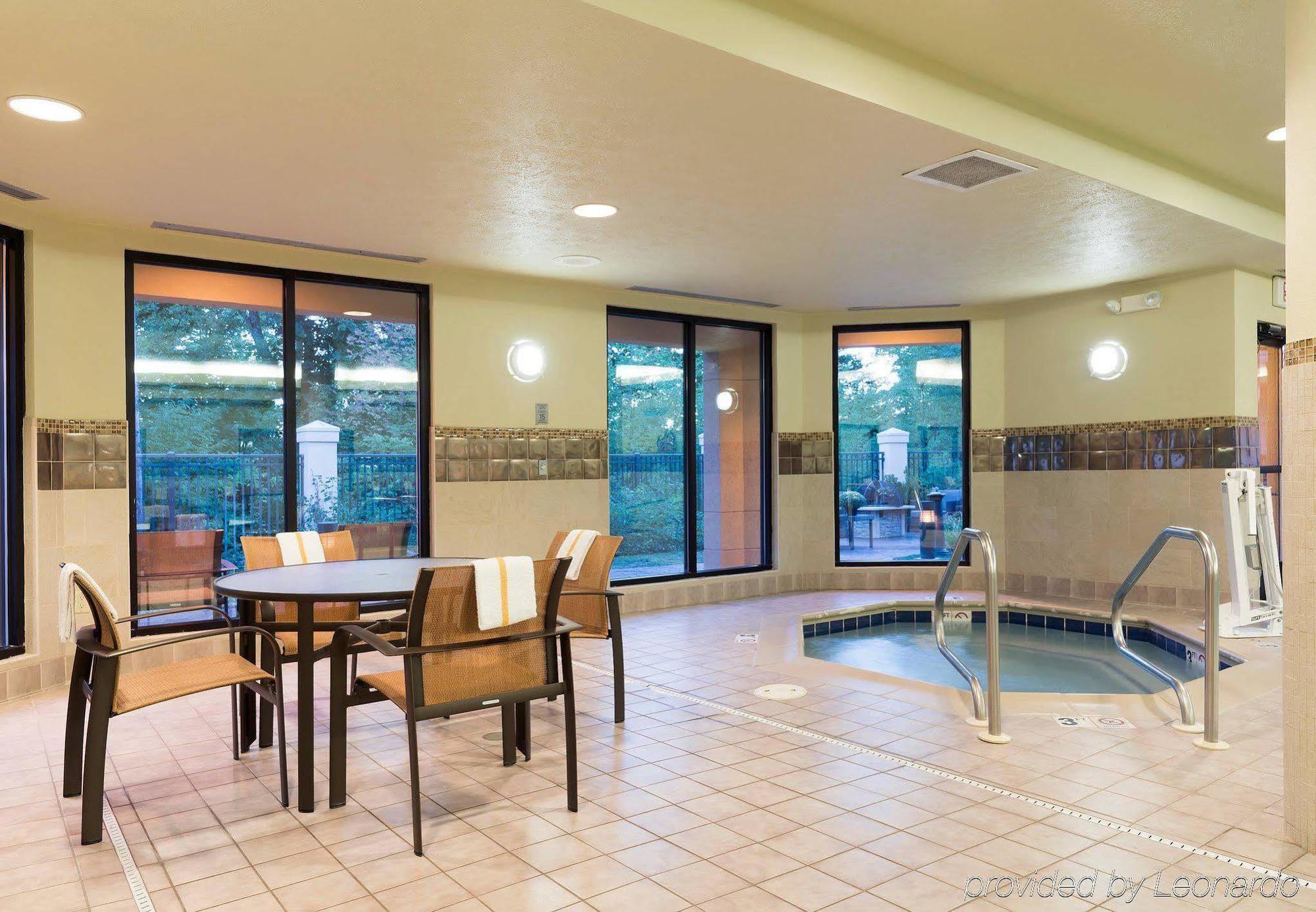 Courtyard By Marriott Traverse City Exteriör bild